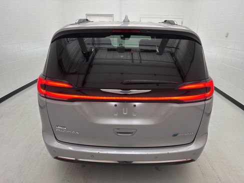 Used 2021 Chrysler Pacifica Touring-L image 10