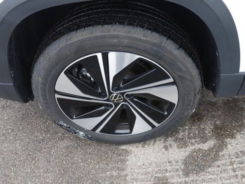 Used 2025 Volkswagen Taos SE image 11