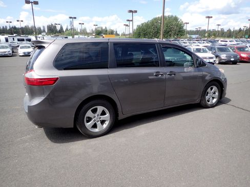 Used 2015 Toyota Sienna L image 5