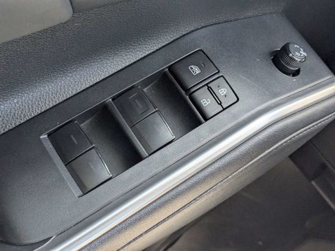 Used 2024 Toyota Highlander XLE AWD/4WD image 26