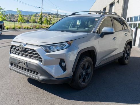 Used 2019 Toyota RAV4 XLE w/ Carpet Mat Package FWD image 3