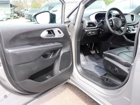Used 2025 Chrysler Pacifica Limited image 10