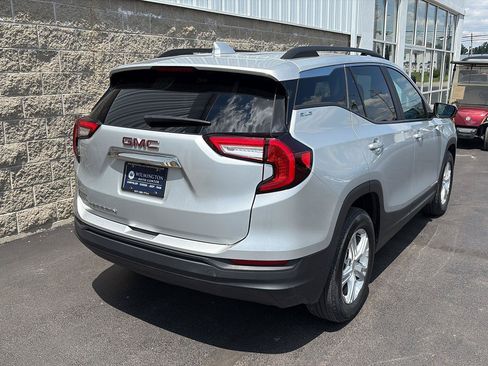 Used 2022 GMC Terrain SLE w/ Driver Convenience Package FWD image 3