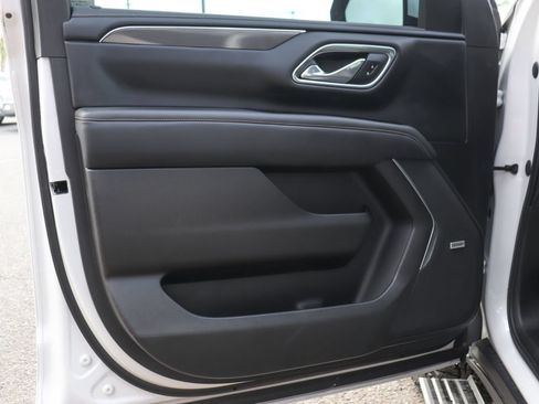 Used 2021 GMC Yukon XL AT4 w/ AT4 Premium Plus Package AWD/4WD image 17