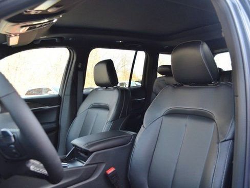 New 2025 Jeep Grand Cherokee Limited w/ Black Appearance Package image 14