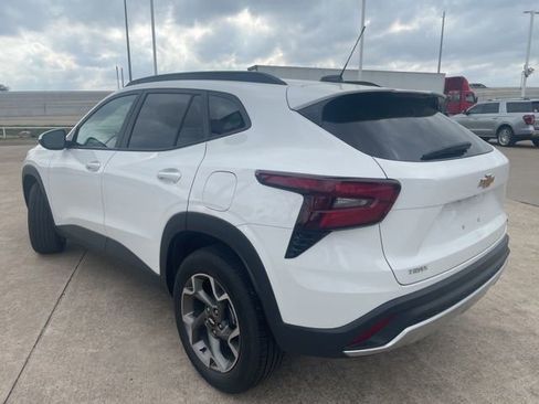 Used 2025 Chevrolet Trax LT image 7