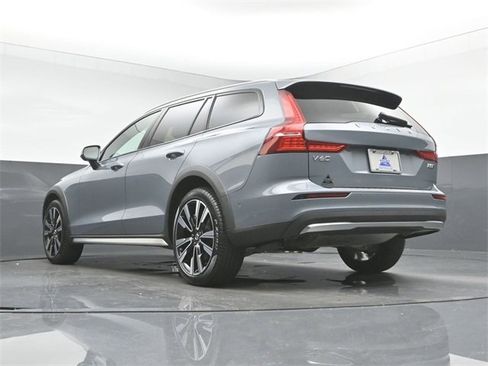 Used 2024 Volvo V60 B5 Cross Country Ultimate image 42