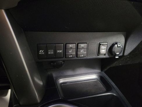 Used 2018 Toyota RAV4 Limited image 17