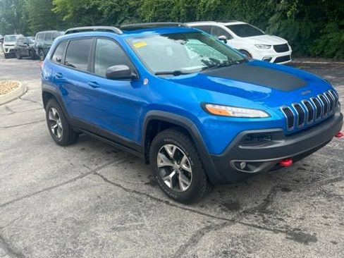 Used 2017 Jeep Cherokee Trailhawk AWD/4WD image 3