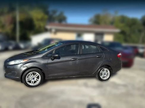 Used 2018 Ford Fiesta SE FWD image 2