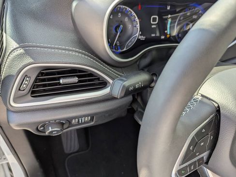 New 2025 Chrysler Pacifica Select image 21