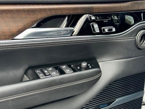 Used 2023 Jeep Grand Wagoneer L Series II image 10