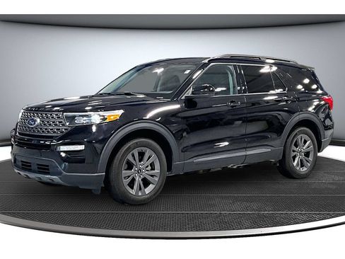 Used 2024 Ford Explorer XLT w/ Equipment Group 202A AWD/4WD image 15