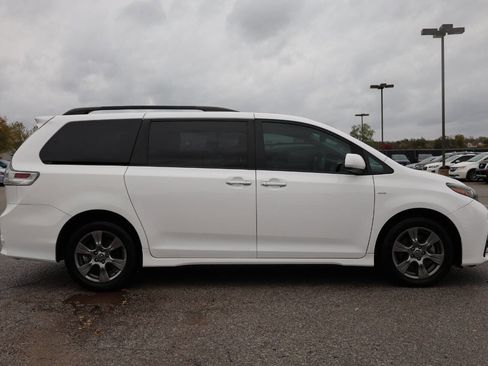 Used 2019 Toyota Sienna SE image 7
