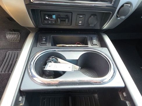Used 2017 Nissan Titan SV RWD image 19