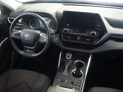 Used 2024 Toyota Highlander LE FWD image 24