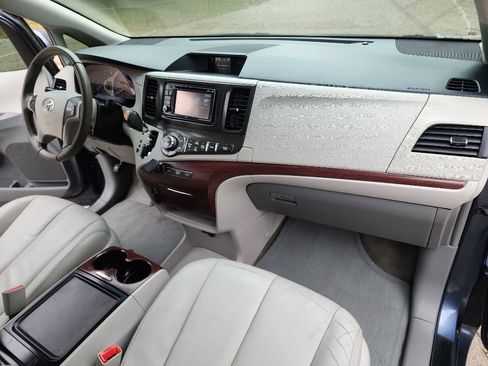 Used 2014 Toyota Sienna XLE image 35