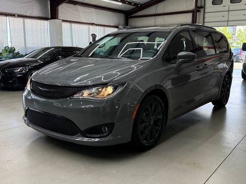 Used 2020 Chrysler Pacifica Touring-L Plus w/ S Appearance Package FWD image 5