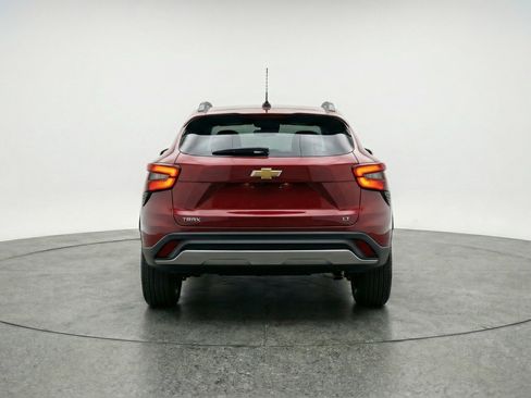 Used 2025 Chevrolet Trax LT FWD image 7