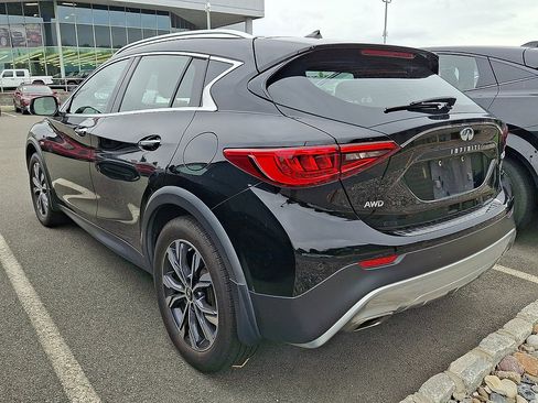 Used 2018 INFINITI QX30 Premium w/ Navigation Package AWD/4WD image 3