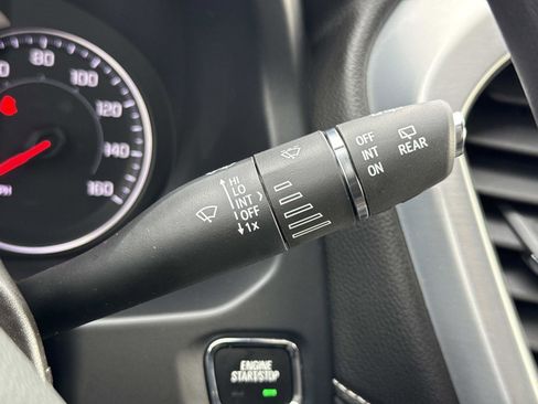 Used 2023 GMC Acadia SLE image 10