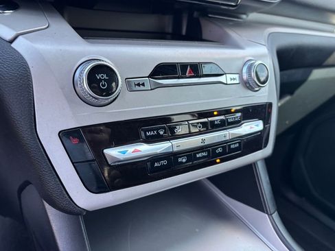 Used 2024 Ford Explorer XLT image 19