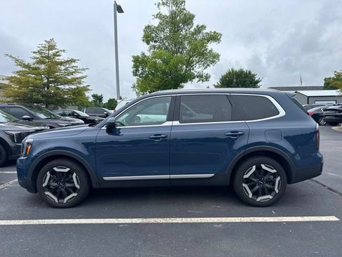 Used 2023 Kia Telluride EX w/ EX Captain's Chair Package AWD/4WD image 2