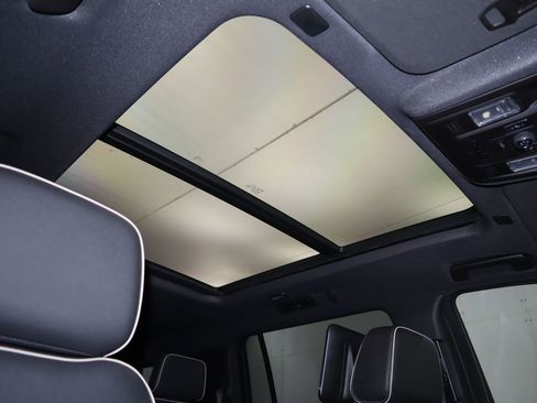 Used 2023 GMC Yukon XL SLT w/ SLT Luxury Package image 19