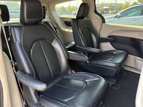 Used 2023 Chrysler Pacifica Touring-L FWD image 19