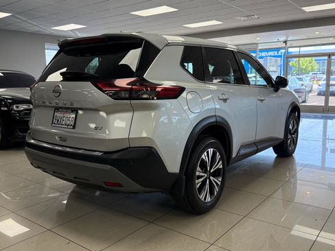 Used 2022 Nissan Rogue SV FWD image 2