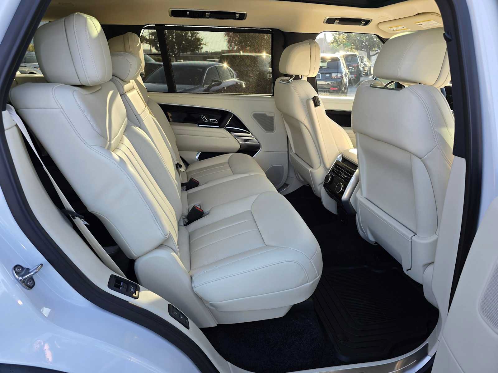New 2025 Land Rover Range Rover Long Wheelbase SE AWD/4WD image 12