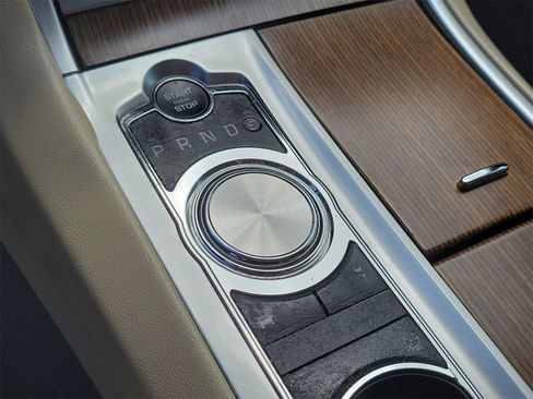 Used 2014 Jaguar XF image 18