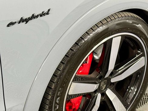 Used 2025 Porsche Cayenne Turbo AWD/4WD image 37