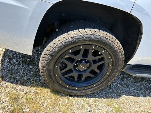 Used 2019 Chevrolet Tahoe LS w/ All-Season Package RWD image 9