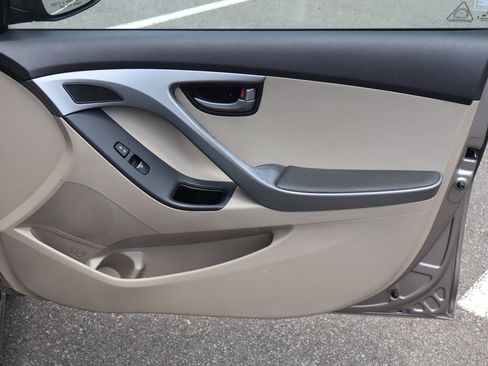 Used 2016 Hyundai Elantra SE FWD image 31