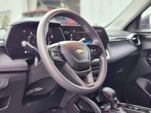 Used 2024 Chevrolet TrailBlazer LS w/ LS Convenience Package FWD image 17