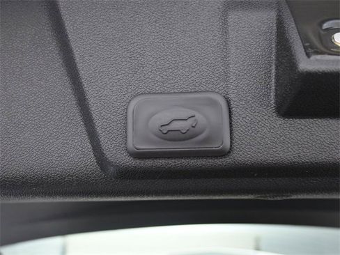 Used 2017 Chevrolet Traverse LT image 32