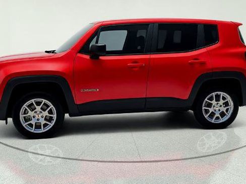 Used 2023 Jeep Renegade Latitude AWD/4WD image 4