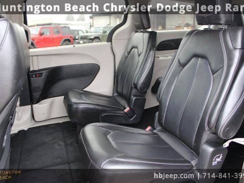 Used 2023 Chrysler Pacifica Touring-L image 33