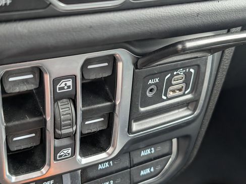 Used 2025 Jeep Wrangler Unlimited Rubicon AWD/4WD image 14