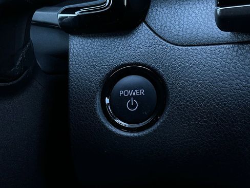 Used 2025 Toyota Camry SE image 28