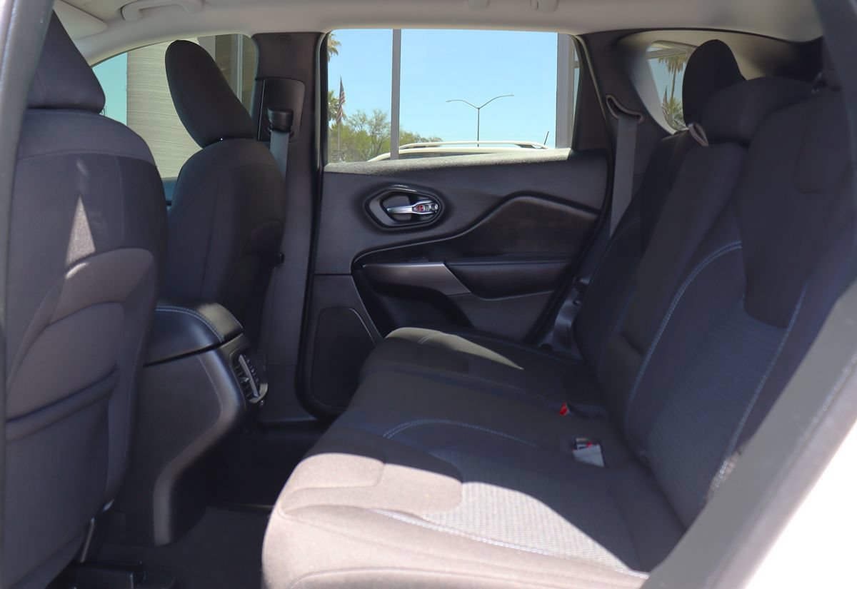 Used 2020 Jeep Cherokee Latitude FWD image 30