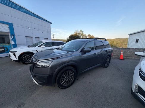 Used 2024 Nissan Pathfinder Rock Creek AWD/4WD image 2