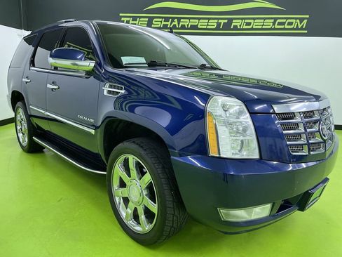 Used 2012 Cadillac Escalade Luxury image 2
