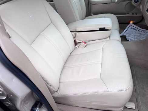 Used 2008 Lincoln Town Car Signature Limited RWD image 18