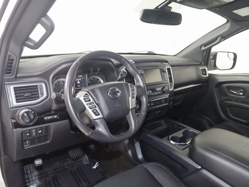 Used 2019 Nissan Titan SV w/ SV Convenience Package image 25