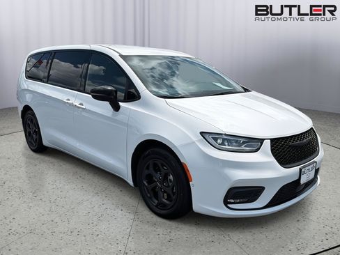 Used 2024 Chrysler Pacifica Limited FWD image 8