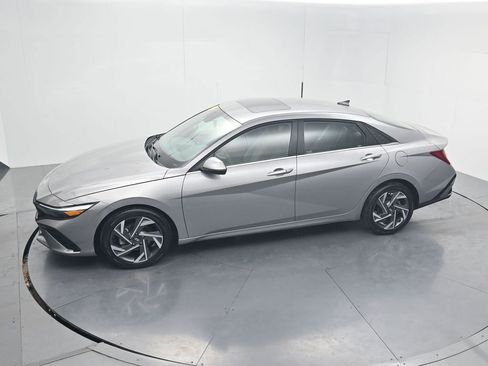 Used 2025 Hyundai Elantra SEL FWD image 53