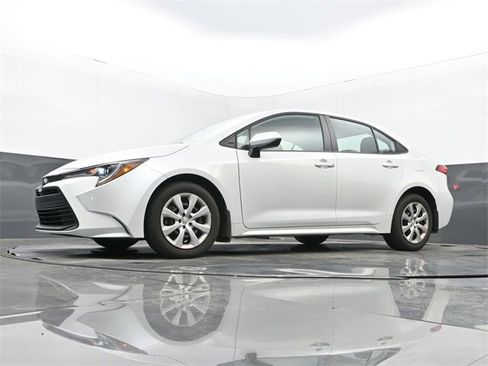 Used 2025 Toyota Corolla LE image 12