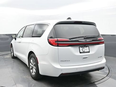 Used 2026 Chrysler Pacifica Limited FWD image 5